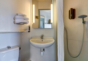 Ducha, artículos de tocador gratuitos, toallas