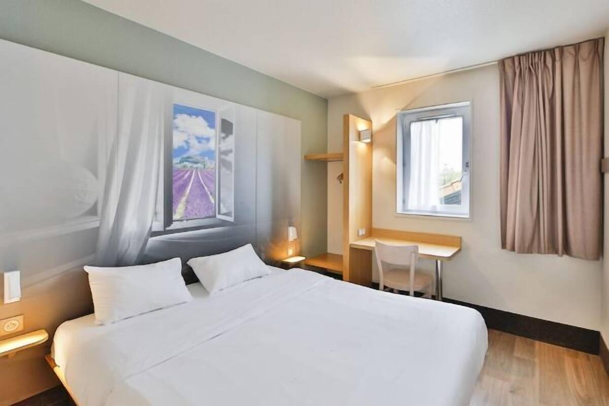 Premium bedding, desk, soundproofing, free WiFi