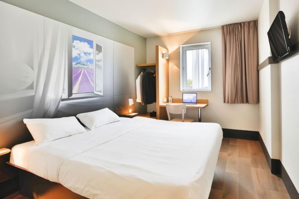 Roupas de cama premium, escrivaninha, quartos à prova de som