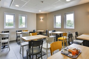 Se ofrece un desayuno bufé todos los días (por un coste adicional)