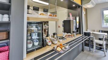 Petit déjeuner buffet servi tous les jours en supplément