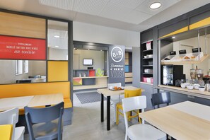 Se ofrece un desayuno bufé todos los días (por un coste adicional)