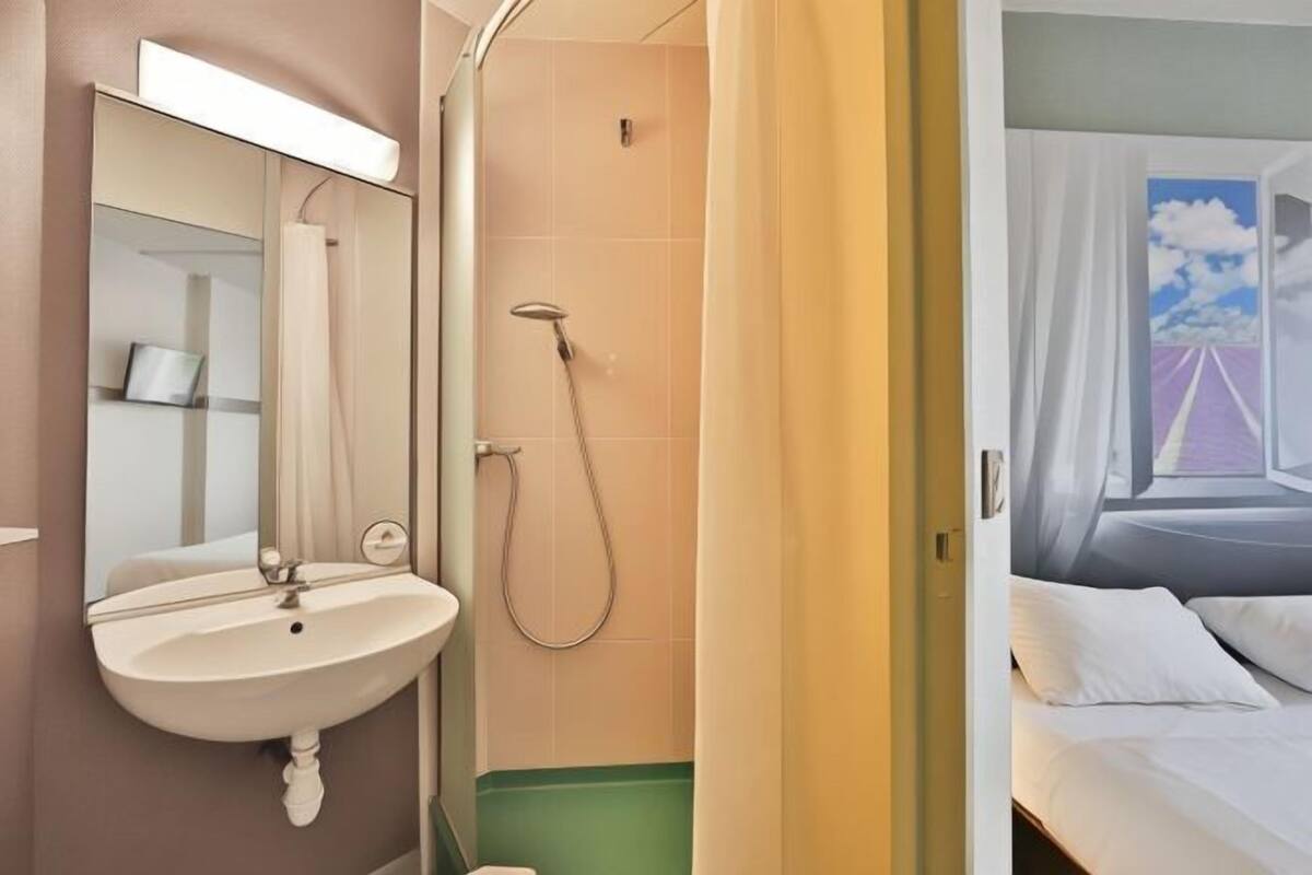 Bathroom | Shower, towels