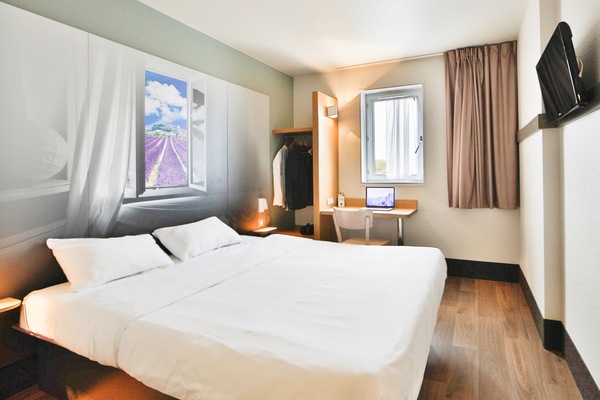 Premium bedding, desk, soundproofing, WiFi (free)