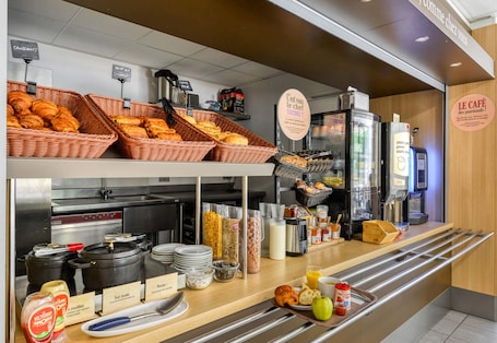 Café da manhã com buffet todos os dias mediante uma taxa. B&B HOTEL Montpellier Centre Le Millénaire