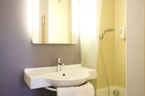 Shower, free toiletries, hair dryer, towels - B&B HOTEL Montpellier Centre Le Millénaire (Montpellier)