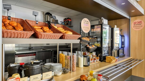 Un buffet de petit-déjeuner proposant une variété d'aliments et de boissons.