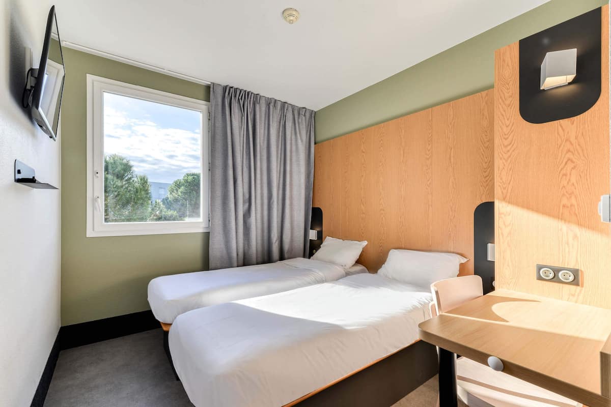 Twin Room, Non Smoking | Desk, soundproofing, free cots/infant beds, free WiFi