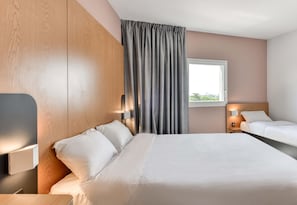 Driepersoonskamer, niet-roken | Een bureau, geluiddichte muren, gratis babybedden, gratis wifi