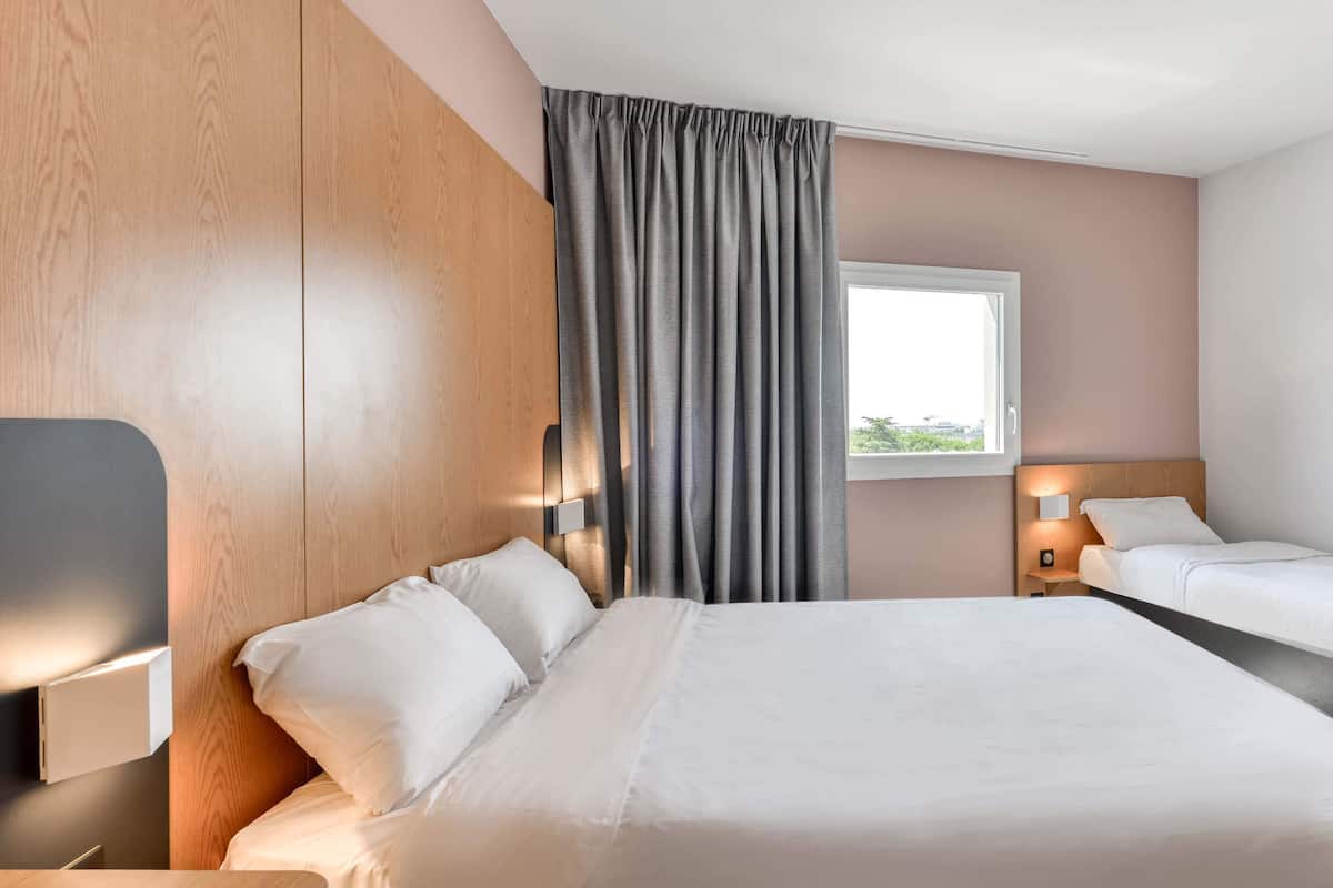 Desk, soundproofing, free cots/infant beds, free WiFi