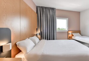 Desk, soundproofing, free cots/infant beds, free WiFi