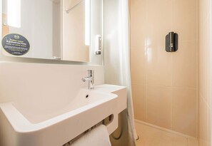 Shower, towels - B&B HOTEL Mulhouse Centre (Mulhouse)