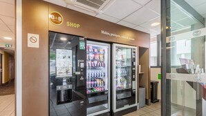 A B&B shop with two beverage vending machines and a push button for water. - B&B HOTEL Mulhouse Centre (Mulhouse)