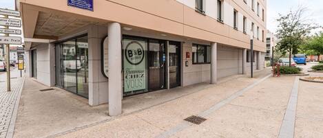 Un hotel llamado "Passage Paul Heinrich" con un cartel que indica que es un B&B.