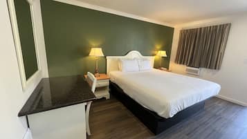 Kamar Standar, 1 Tempat Tidur King, akses difabel | Dilengkapi dengan perabotan berbeda-beda dan meja kerja
