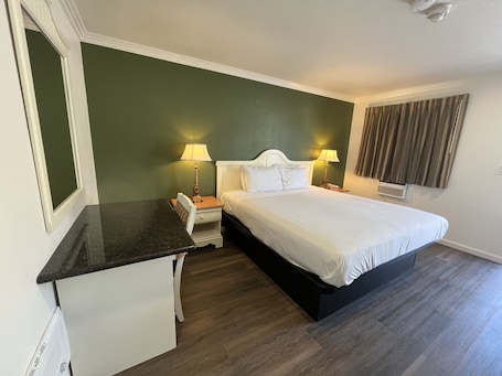 Muebles diferentes, escritorio y cortinas blackout