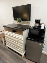 标准房, 1 张特大床, 无障碍 | 特色家居、办公桌、遮光窗帘、隔音