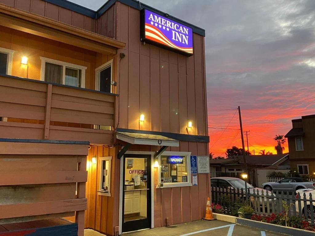 An American Inn with a visible office and a sign indicating a vacancy.