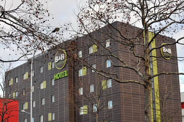 Un moderno edificio de hotel con múltiples ventanas y un letrero que indica que es un hotel B&B.