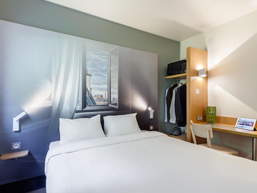 Dobbeltrom | Sengetøy av topp kvalitet, skrivebord, lydisolert og strykejern/-brett