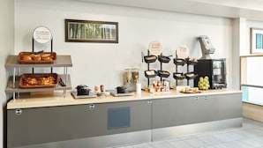 Una mesa de buffet con diferentes alimentos y acompañamientos.