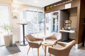 Lobby sitting area - B&B HOTEL Saint-Malo Centre (Saint-Malo)