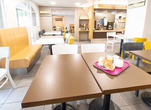 Daily buffet breakfast for a fee - B&B HOTEL Saint-Malo Centre (Saint-Malo)