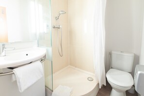 Shower, towels - B&B HOTEL Saint-Malo Centre (Saint-Malo)