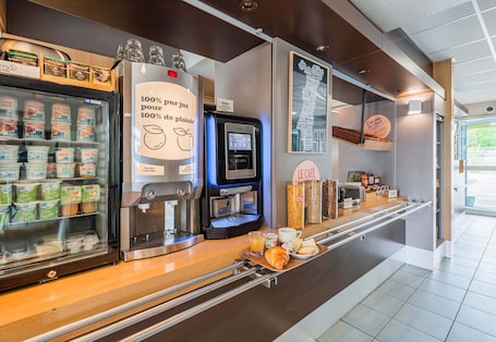 Daily buffet breakfast for a fee. B&B HOTEL Strasbourg Nord Industrie