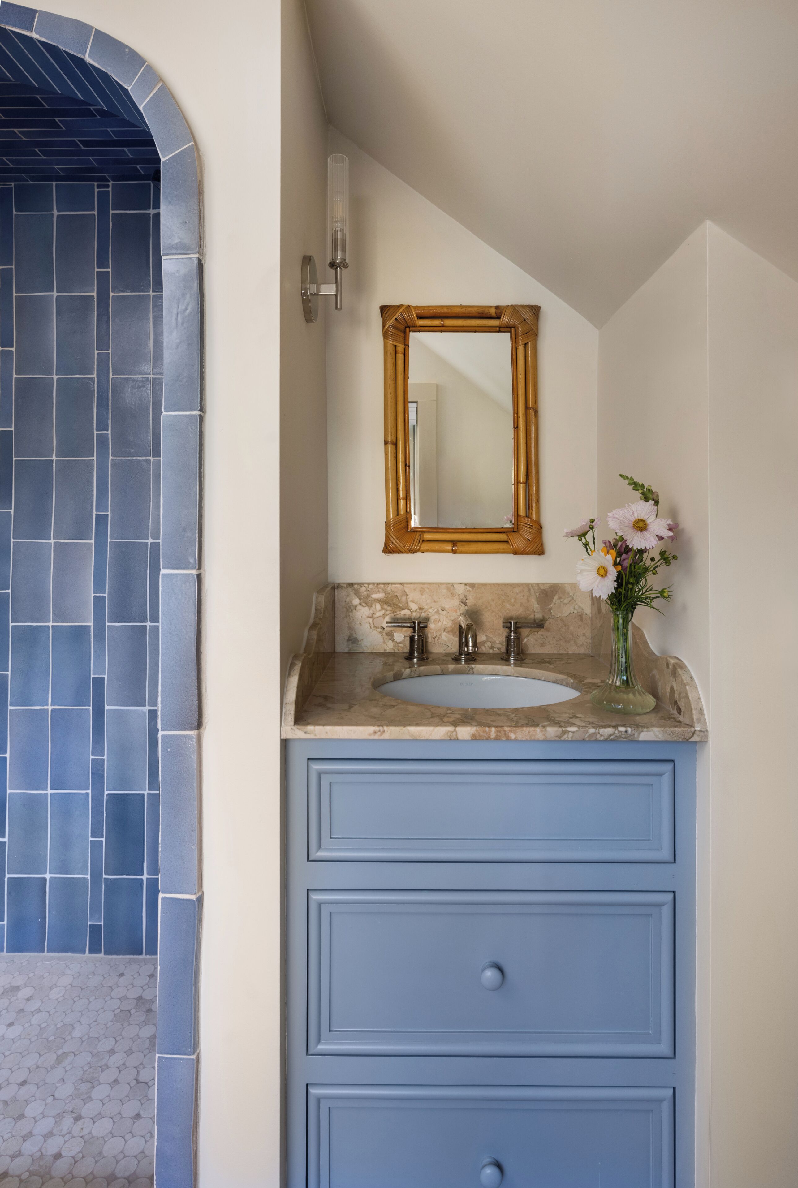 Deluxe Suite, 1 King Bed with Sofa bed | Bathroom | Combined shower/tub, free toiletries, hair dryer, bathrobes