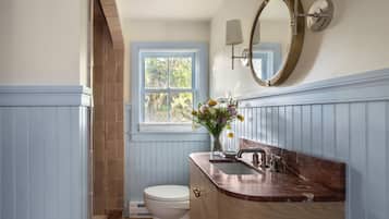 Deluxe Suite, 1 King Bed with Sofa bed | Bathroom | Combined shower/tub, free toiletries, hair dryer, bathrobes