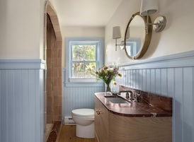 Deluxe Suite, 1 King Bed with Sofa bed | Bathroom | Combined shower/tub, free toiletries, hair dryer, bathrobes