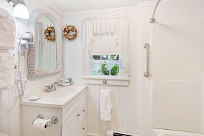 Suite Deluks, 1 Tempat Tidur Queen dengan tempat tidur Sofa | Kamar mandi | Kombinasi shower/bathtub dan perlengkapan mandi gratis