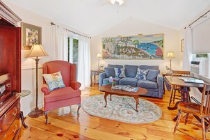 Casa de campo, 1 cama King e sofá-cama | Área de estar | TV de tela plana 32 polegadas com canais a cabo, TV