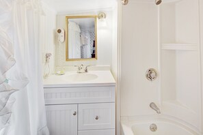 Deluxe Suite, 1 King Bed with Sofa bed | Bathroom