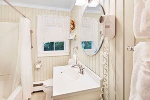 Ensemble douche/baignoire, articles de toilette gratuits, sèche-cheveux