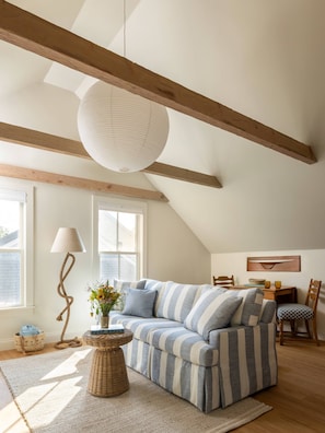 Deluxe Suite, 1 King Bed with Sofa bed | 1 bedroom, premium bedding, laptop workspace, iron/ironing board - The Lightkeepers Inn (Edgartown)