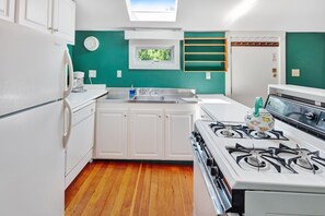 Deluxe Suite, 1 King Bed with Sofa bed | Private kitchen