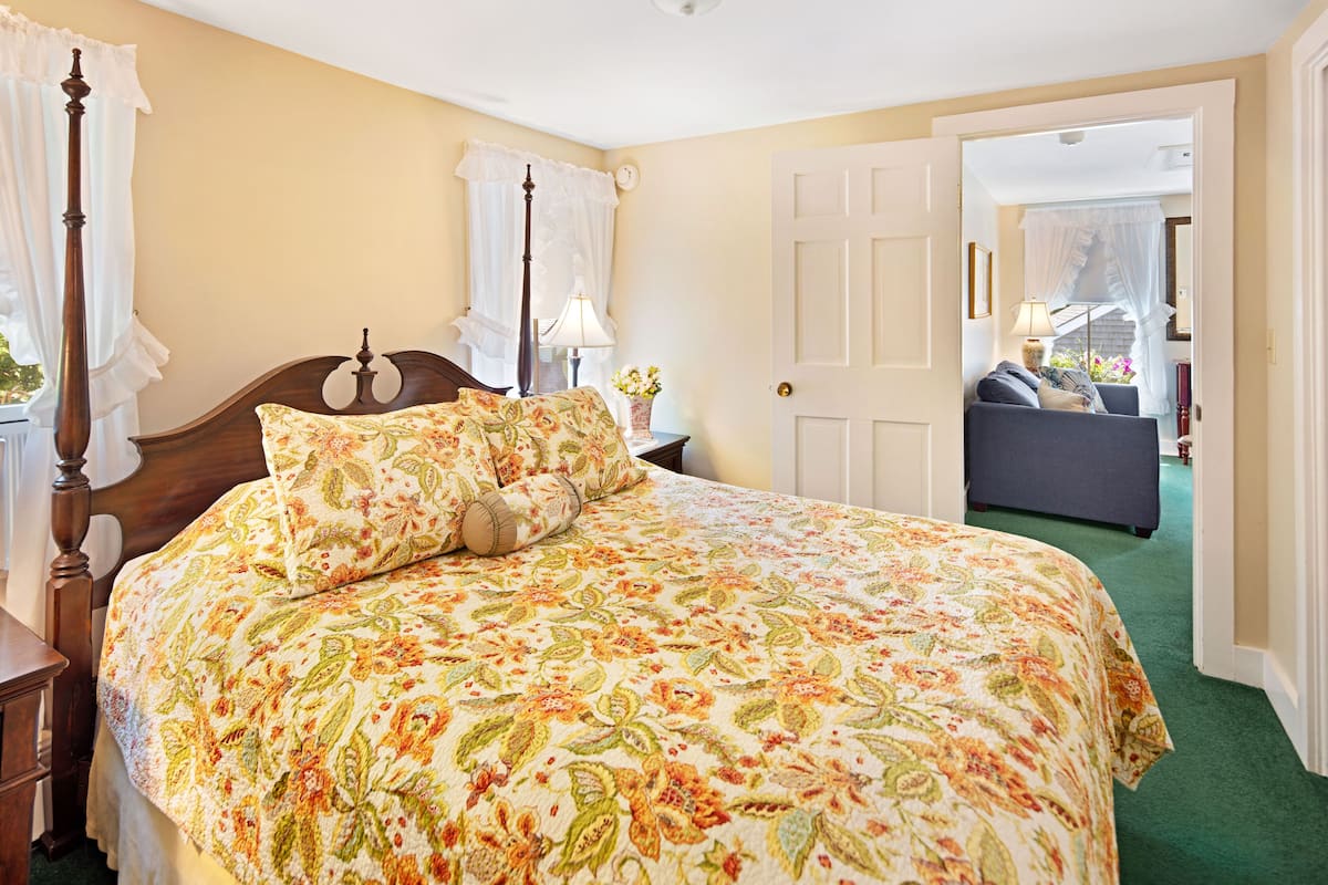 Deluxe Suite, 1 Queen Bed with Sofa bed