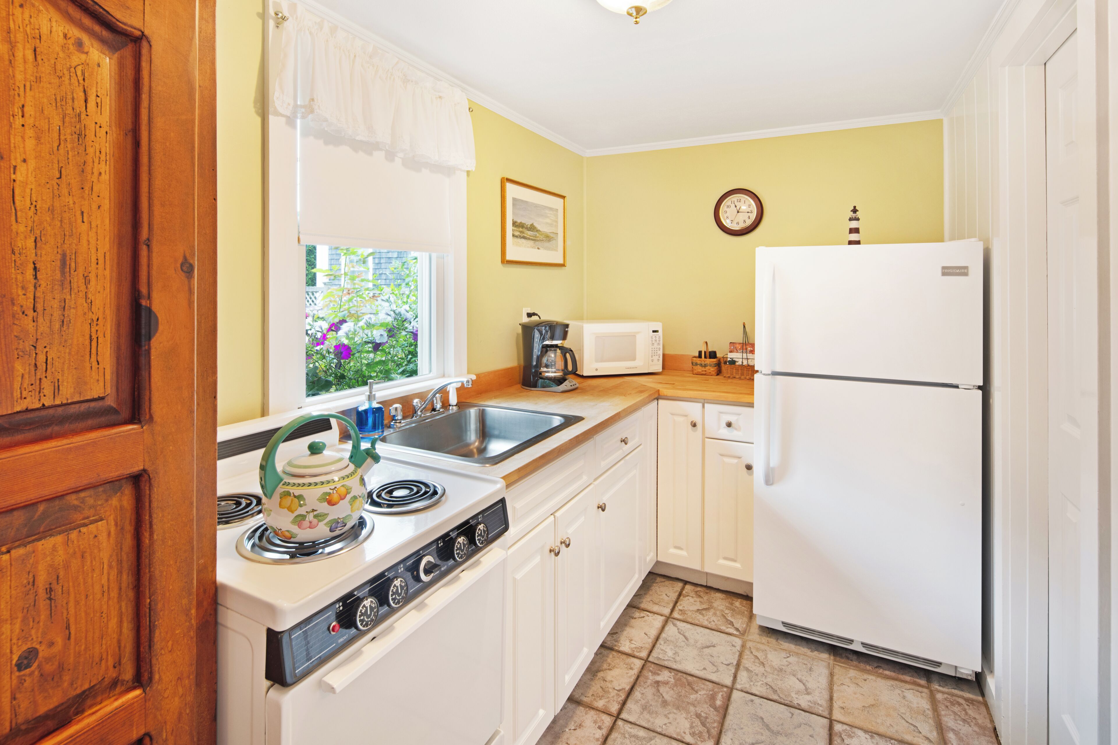 Cottage, 1 King Bed with Sofa bed | Private kitchen | Coffee/tea maker, fridge, microwave, oven