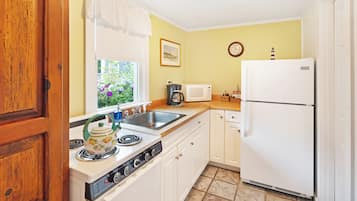 Cottage, 1 King Bed with Sofa bed | Private kitchen | Coffee/tea maker, fridge, microwave, oven