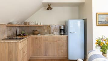 Suite Deluxe, 1 letto king con divano letto | Cucina privata | Macchina per tè/caffè, frigorifero, microonde, forno