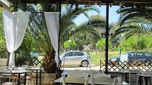 Outdoor dining - Golden Beach Hotel (Polygyros)