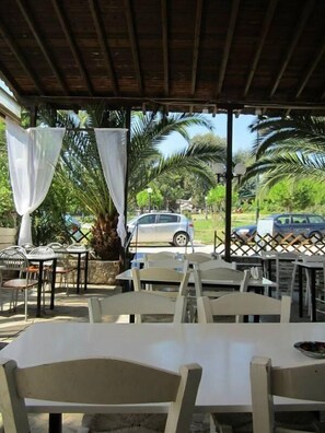 Outdoor dining - Golden Beach Hotel (Polygyros)