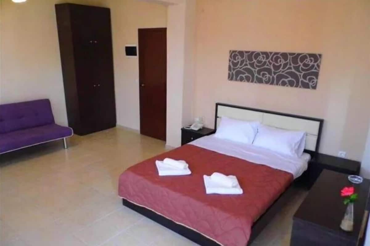 Family Studio | In-room safe, WiFi (free), bed sheets