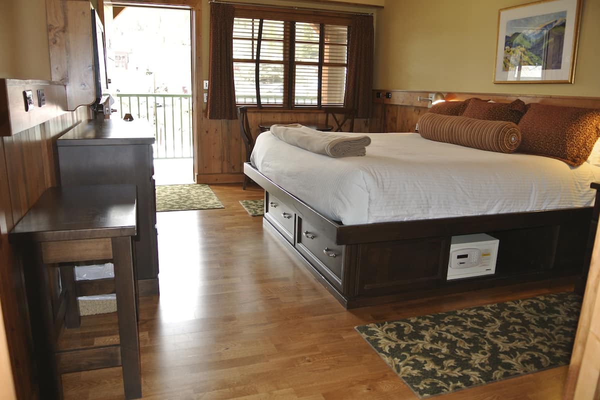 deluxe room, 1 king bed | in-room safe, desk, blackout curtains, iron/ironing board