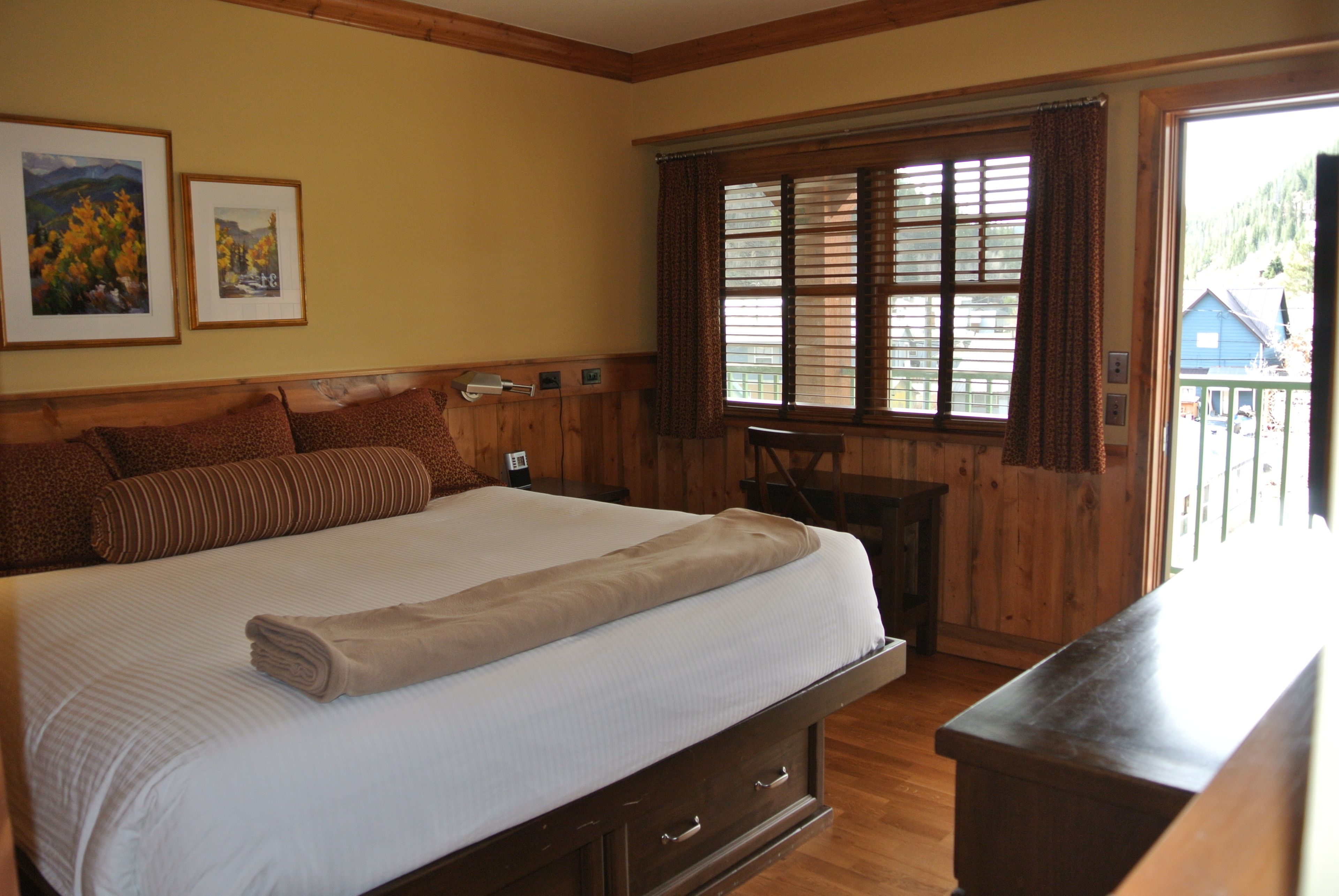 standard room, 1 king bed | in-room safe, desk, blackout curtains, iron/ironing board