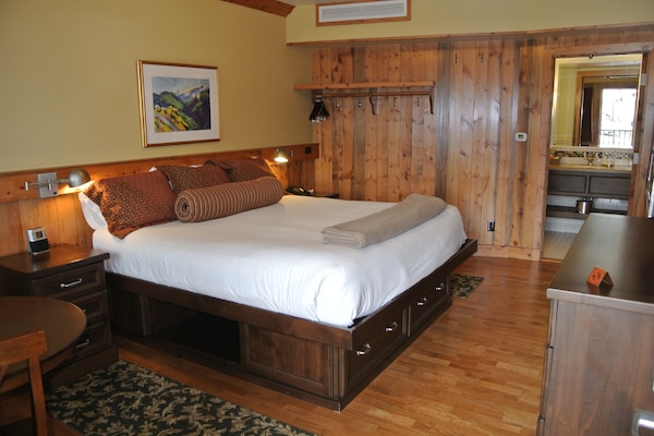 Deluxe Room, 1 King Bed | In-room safe, desk, blackout drapes, iron/ironing board