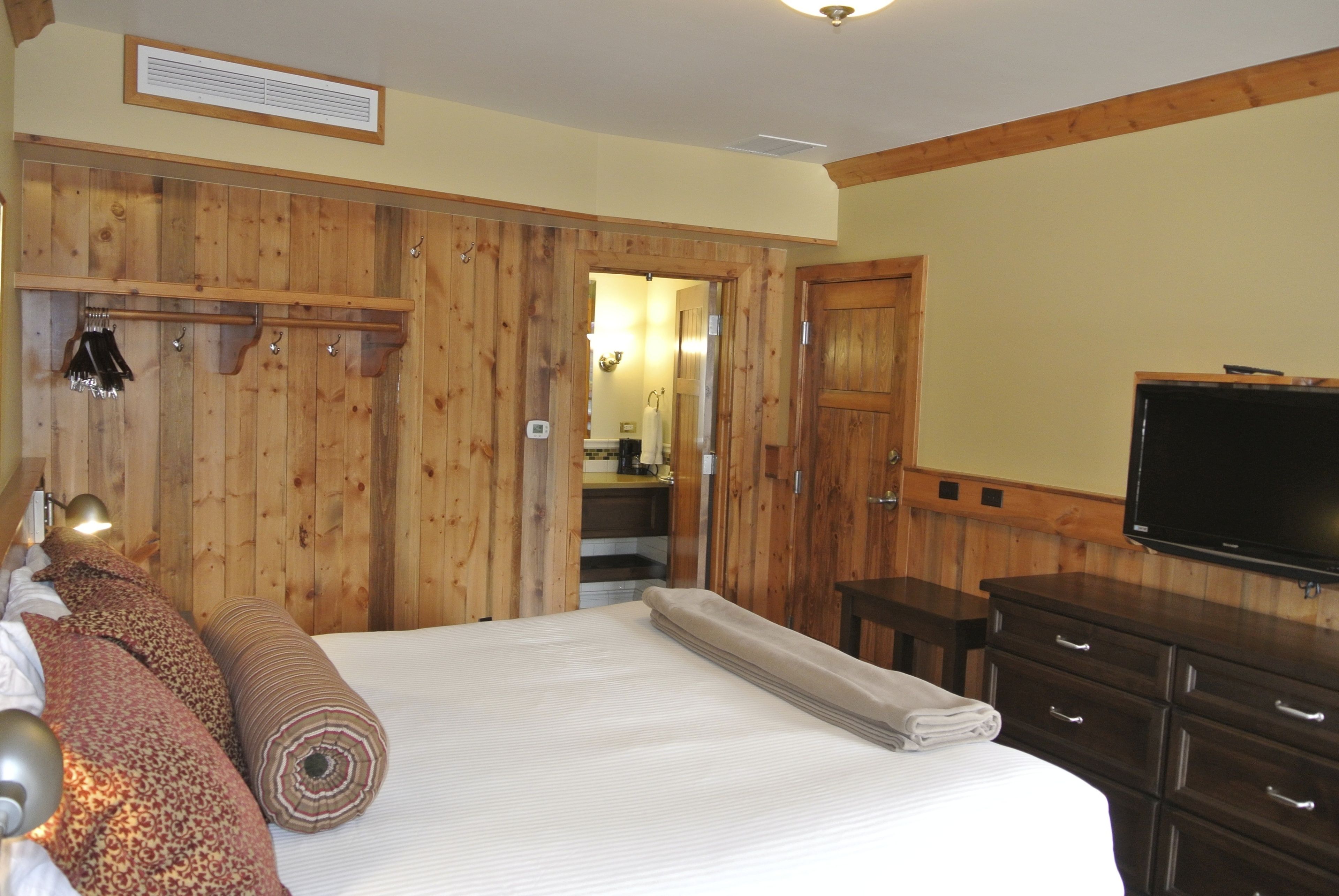 deluxe room, 1 king bed | in-room safe, desk, blackout curtains, iron/ironing board