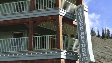 Un edificio de dos pisos con un balcón y un cartel que dice "The Green Bridge Inn".